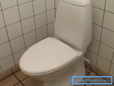 A zárt fedél nem teszi lehetővé a baktériumok szétszóródását a WC-szobában