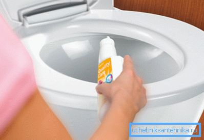 Töltse fel a szerszámot az előlap alá. Töltse fel a szerszámot az előlap alá.