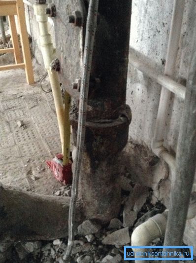 A felemelő helyek cseréje nem takarja meg a mennyezet szivárgását. A felemelő helyek cseréje nem takarja meg a mennyezet szivárgását.