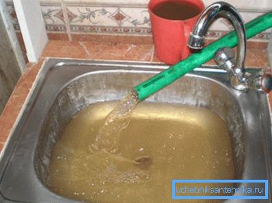 A vasban lévő vasat vízzel tisztítás előtt kell tisztítani.